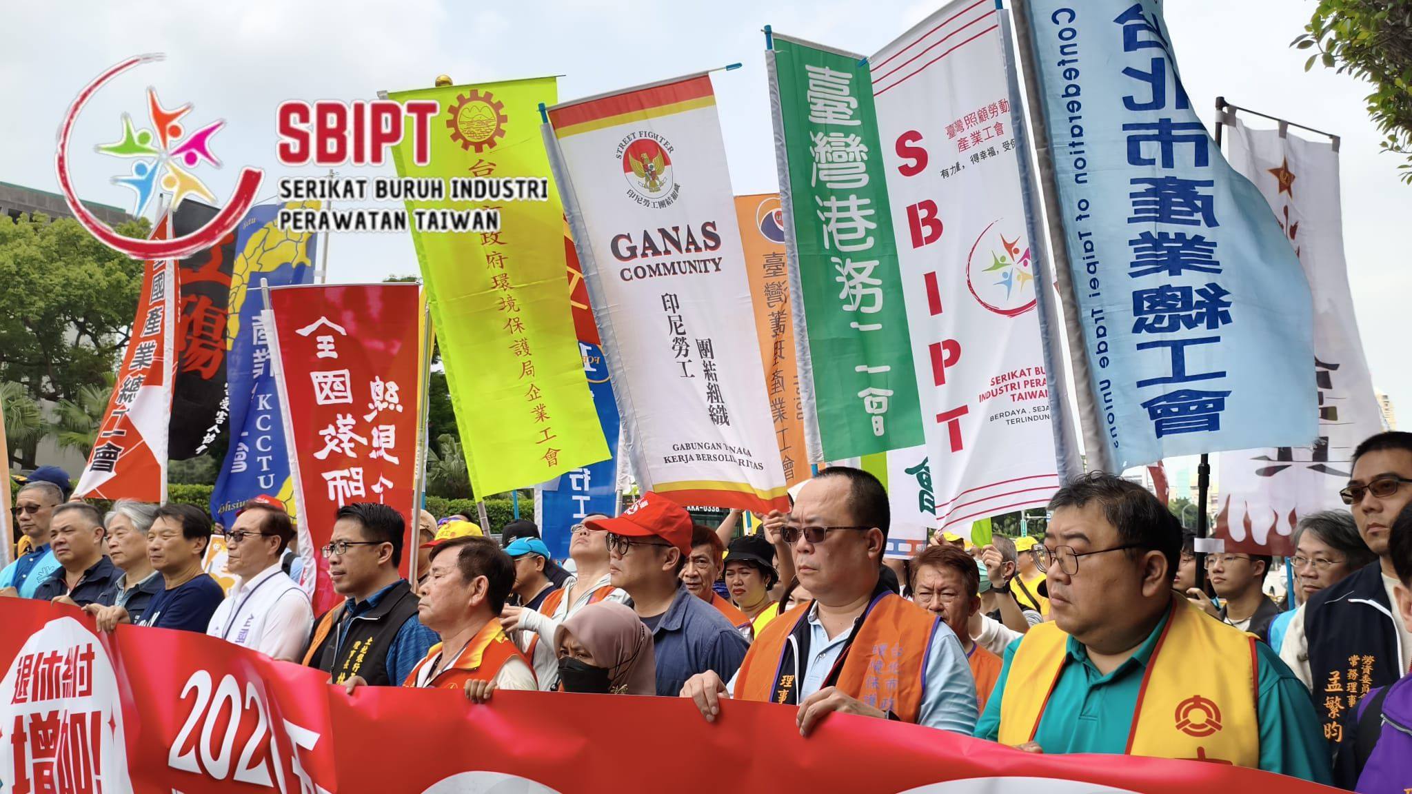 Massa peserta siaran pers menuju May Day 2026 Taiwan. Nampak pula bendera organisasi/serikat PMI SBIPT dan GANAS Community. Dok. SBIPT.