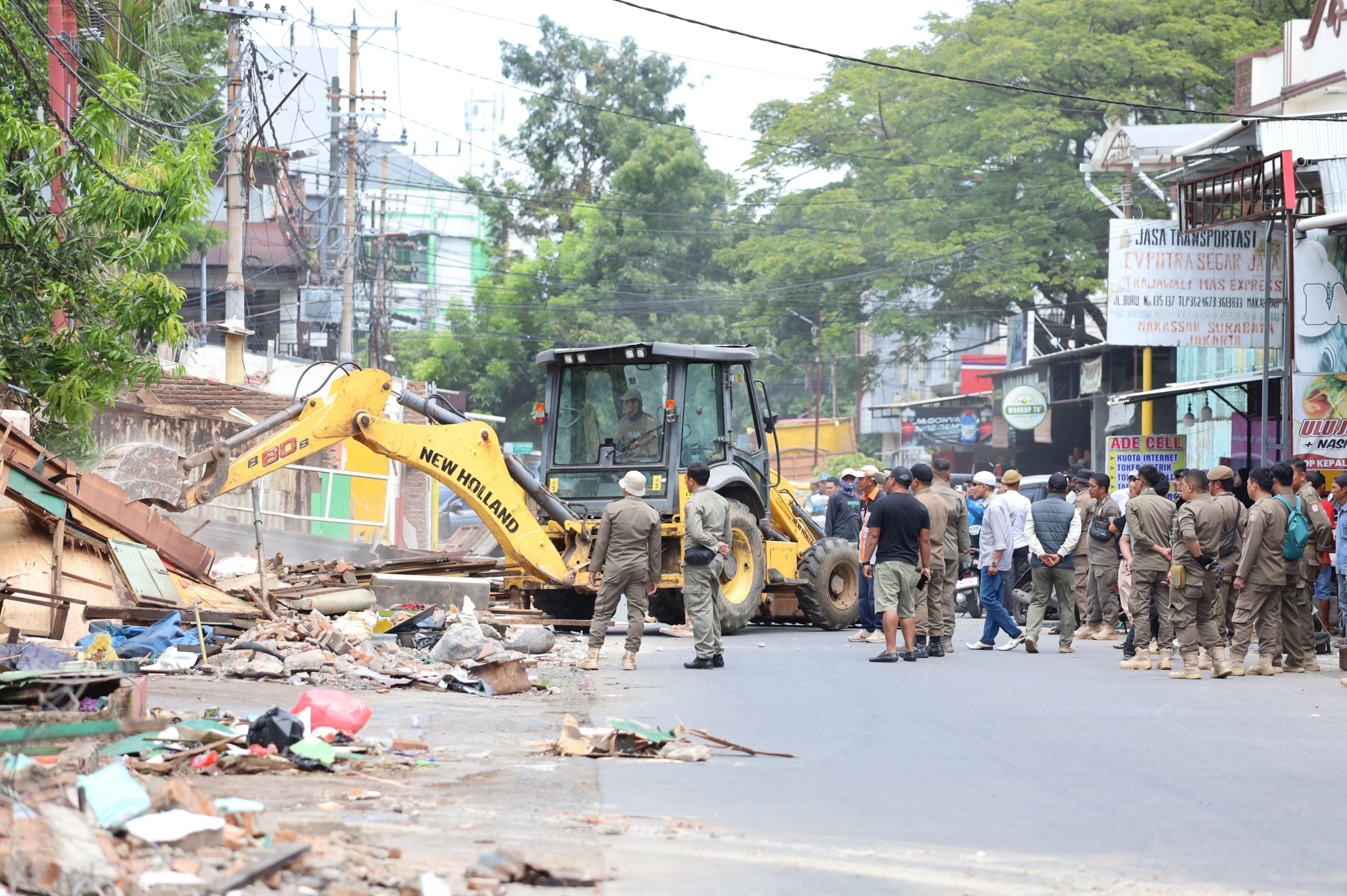 Penertiban 60 Lapak PKL “Cat Kuning” yang Berdiri 30 Tahun di Atas Fasum dan Fasos Berjalan Tertib Tanpa Gejolak