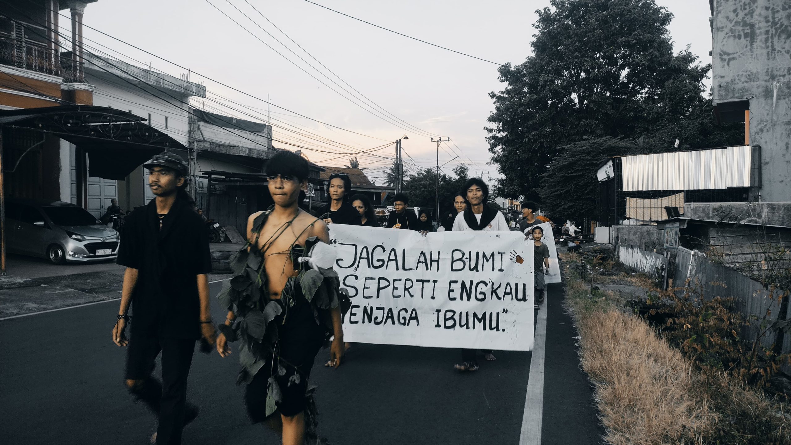 Pawai Hari Bumi IAIN Bone: ‘Runtuhnya Dinasti Ekologi’ Jadi Seruan Keras Selamatkan Lingkungan
