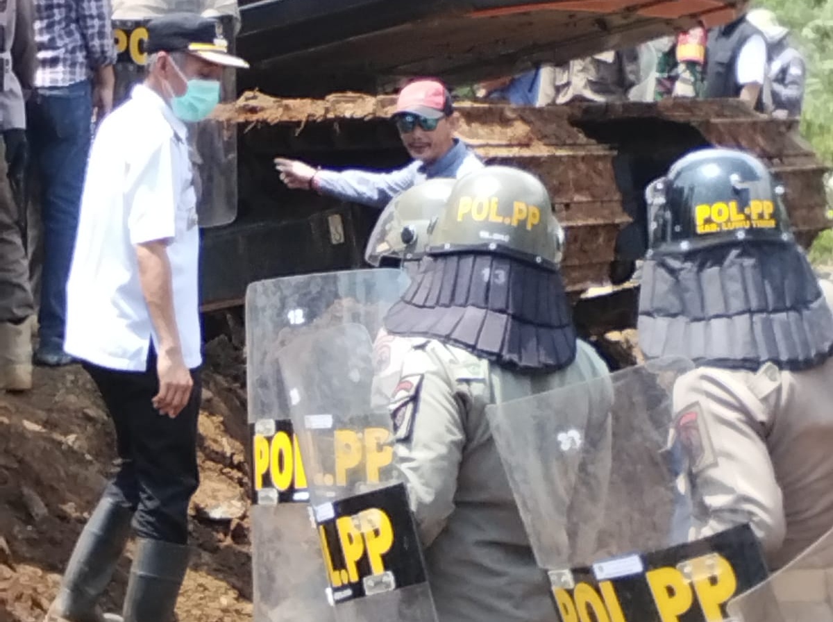 Warga Terlibat Bentrok dengan Satpol PP Saat Land Clearing di Luwu Timur