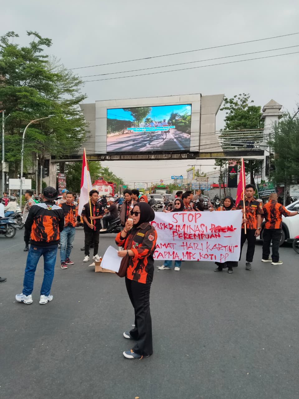 Peringatan Hari Kartini SAPMA PP Gowa Aksi & Tebar 200 Bunga Mawar, Stop Diskriminasi Perempuan