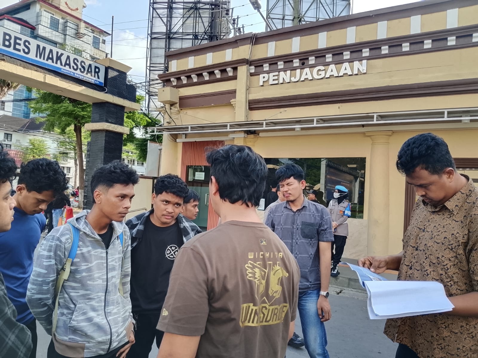 *BUNTUT DUGAAN PREMANISME, PULUHAN MASSA AKSI GERUDUK POLRESTABES MAKASSAR*