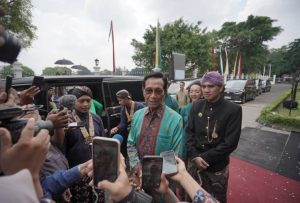 Sultan saat diwawancara setelah acara kirab budaya Mangayubagya ulang tahun ke 80 Sultan, Kamis (2/4/2026)(Dok Humas Pemda DIY)