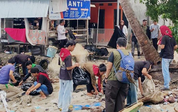 Dari Pulau Tangnga, Semangat Bakti Sosial Mengalir: Kolaborasi KPM-PM Cabang Binuang dan Komunitas Lingkungan Gelar Aksi Bersih Pantai