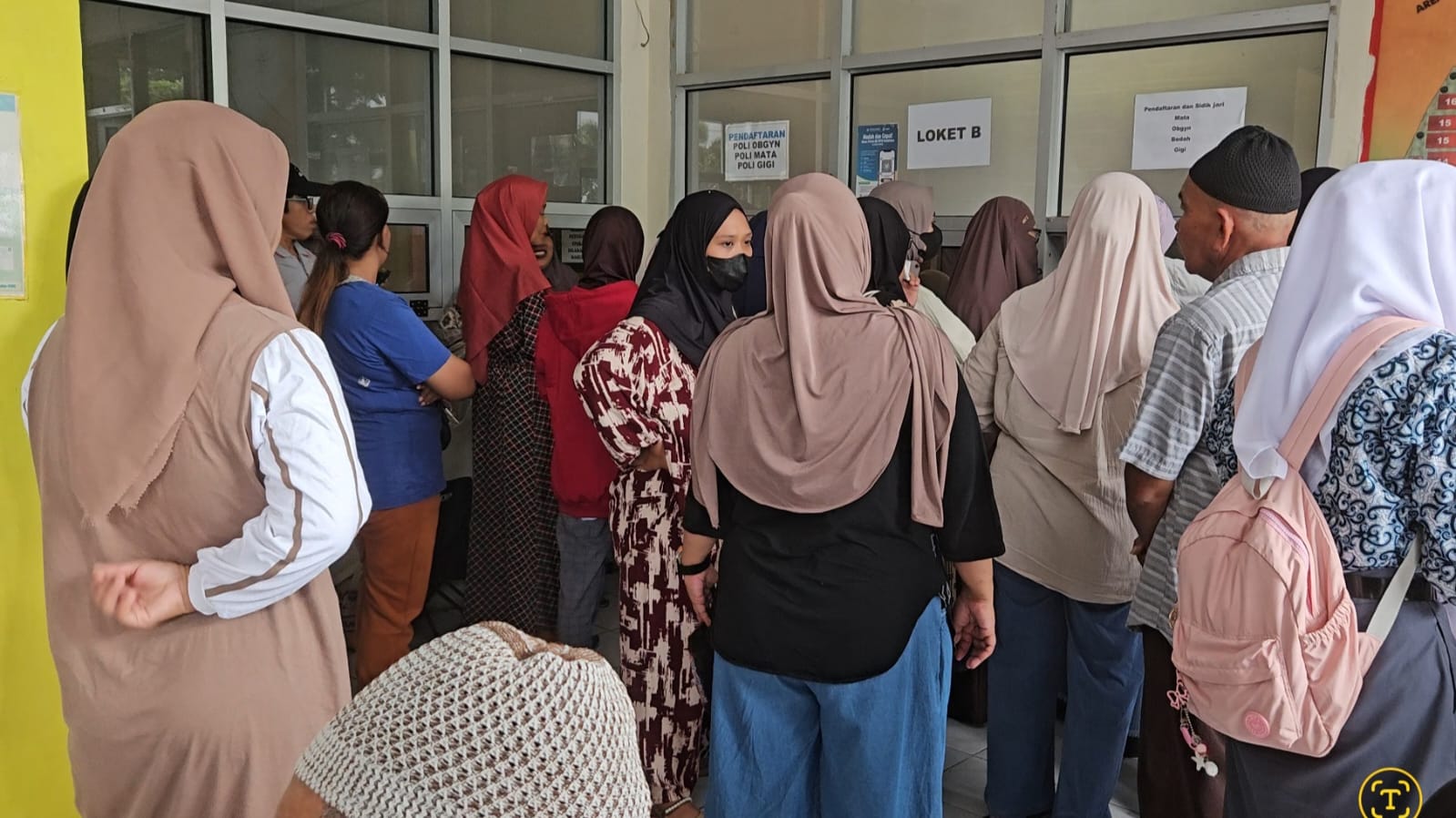 Antrean Membludak di RSUD Latemmamala Soppeng. Pasien Duduk di Lantai Tunggu Pelayanan