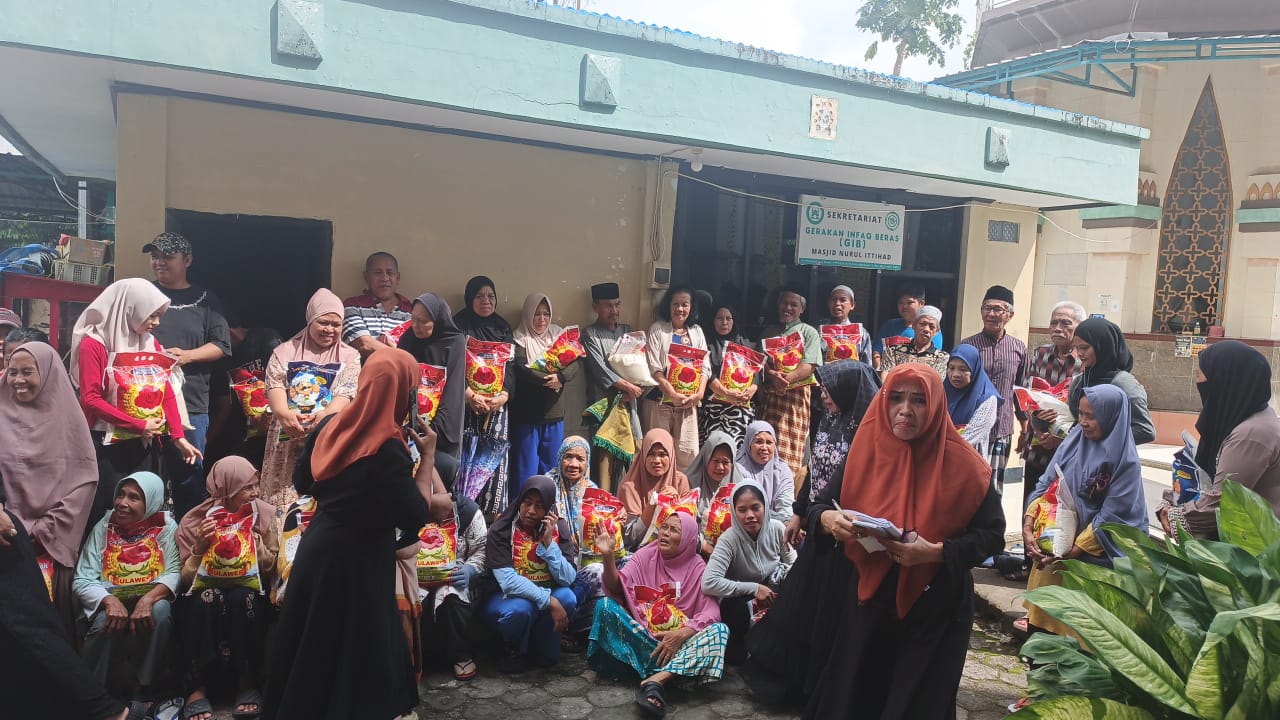 Rutin Setiap Bulan, Gerakan Infaq Beras (GIB) Masjid Nurul Ittihad Bagikan Puluhan Zak Beras untuk Warga