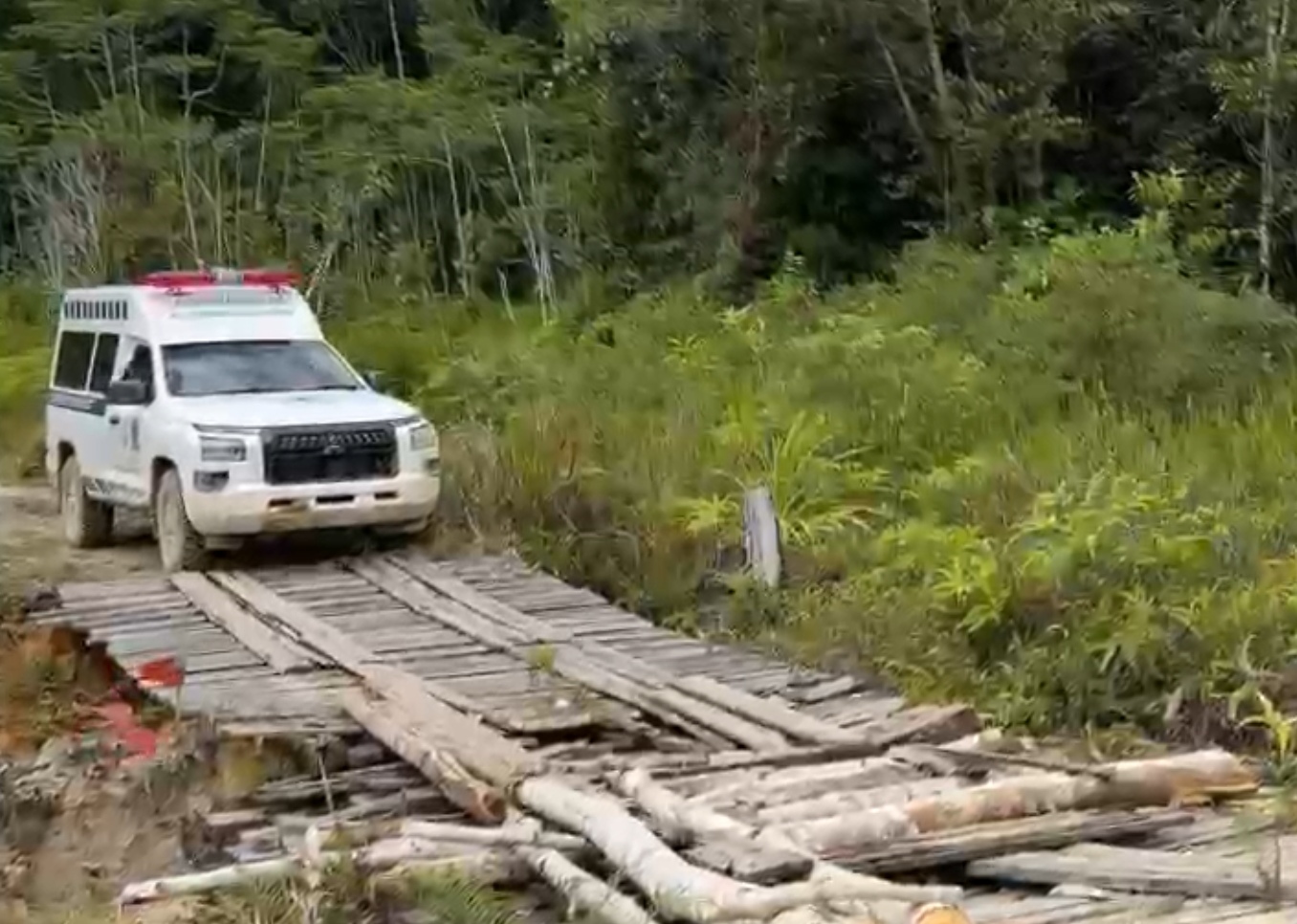 Akses Kesehatan di Pedalaman Sorong Selatan Memprihatinkan, Ambulans Bertaruh Nyawa Lewati Jalan Berlumpur dan Jembatan Rawan Roboh