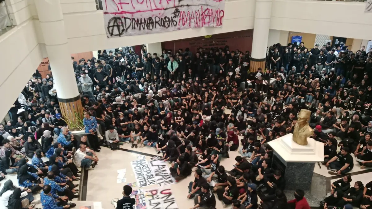 Buntut Dugaan Kekerasan Seksual, Ratusan Mahasiswa Kepung Rektorat UPN “Veteran” Yogyakarta