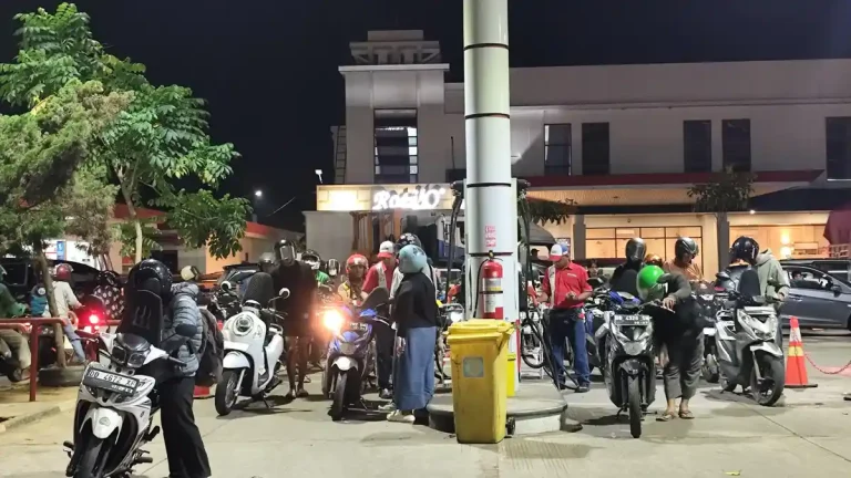 20260612-Antrean-BBM-di-SPBU-Makassar