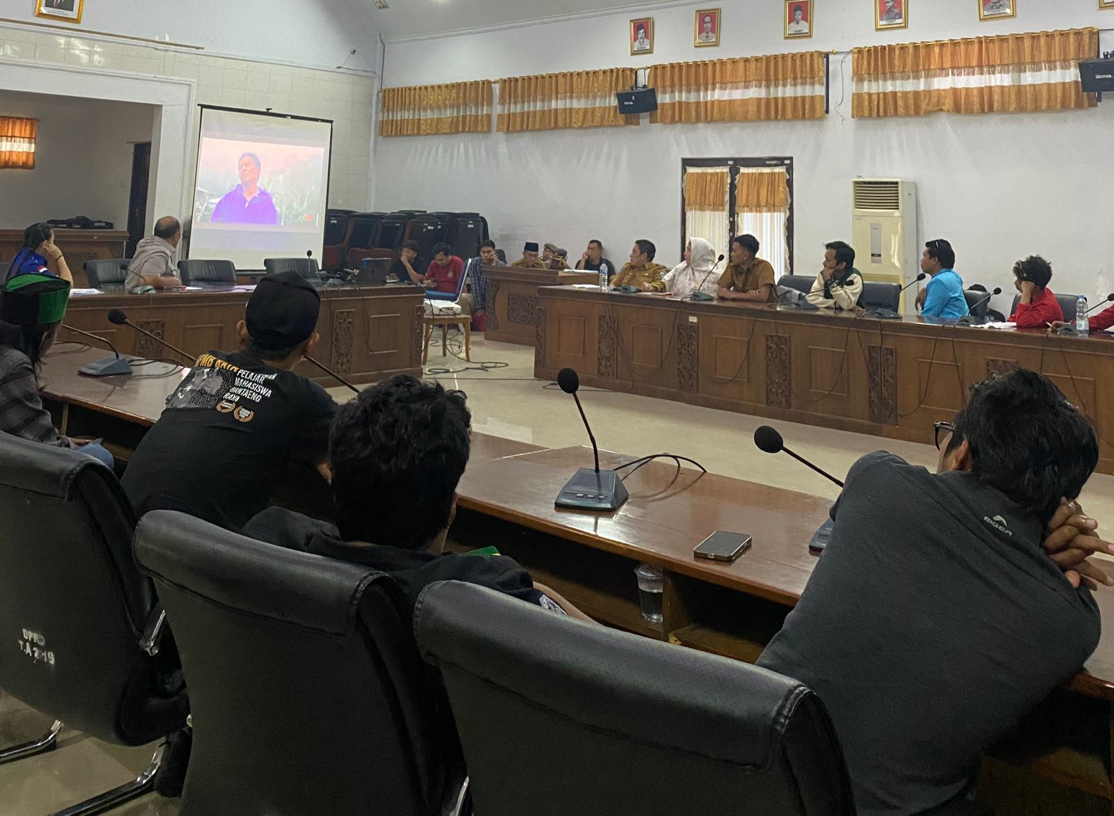 Sampaikan Aspirasi Rakyat, Aliansi Appakatau dan Warga Babangeng Berhasil Duduki Kantor DPRD Bantaeng