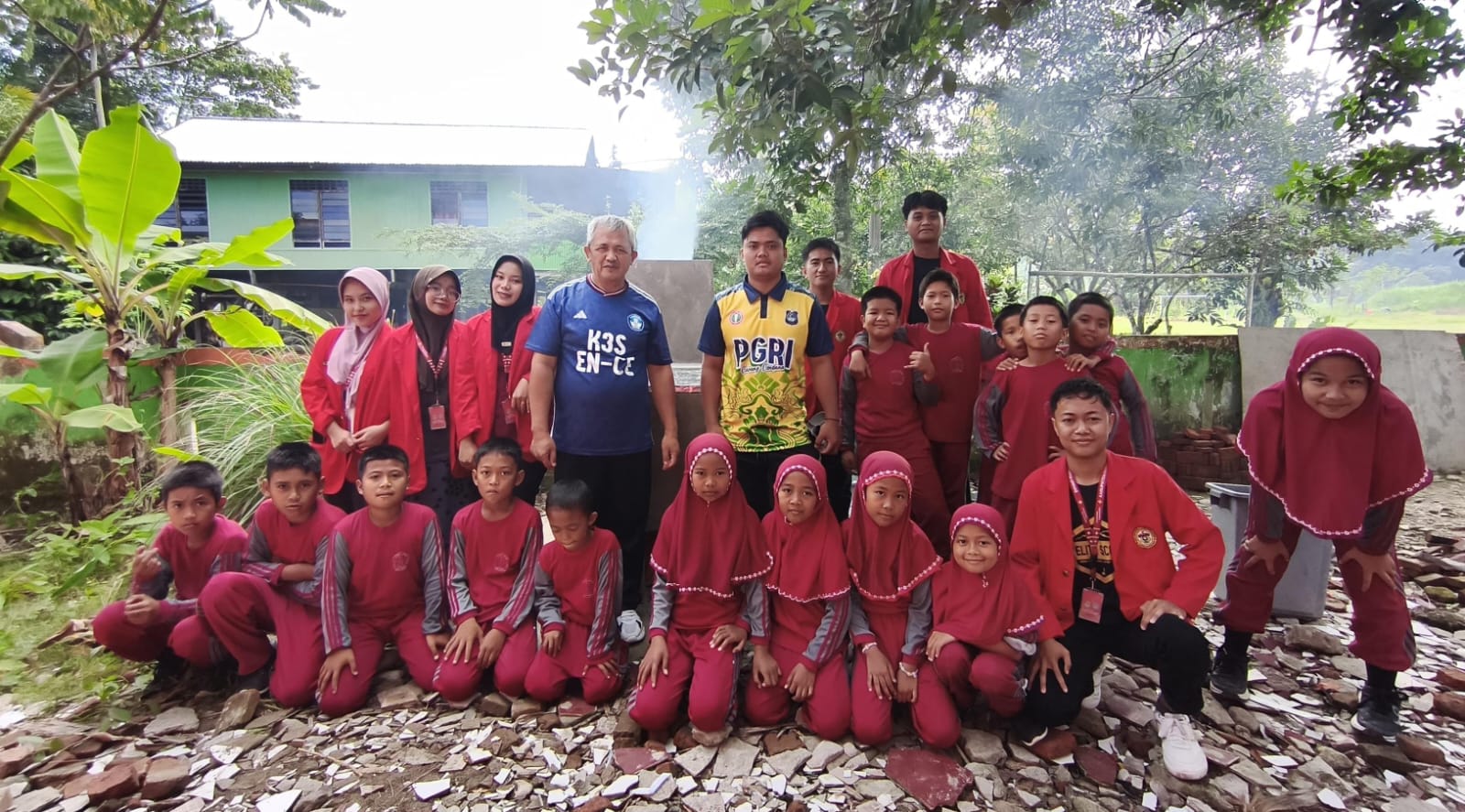 Program Bina Desa Unhas Tingkatkan Kebersihan Lingkungan Melalui Pembuatan Tempat Sampah di Enrekang