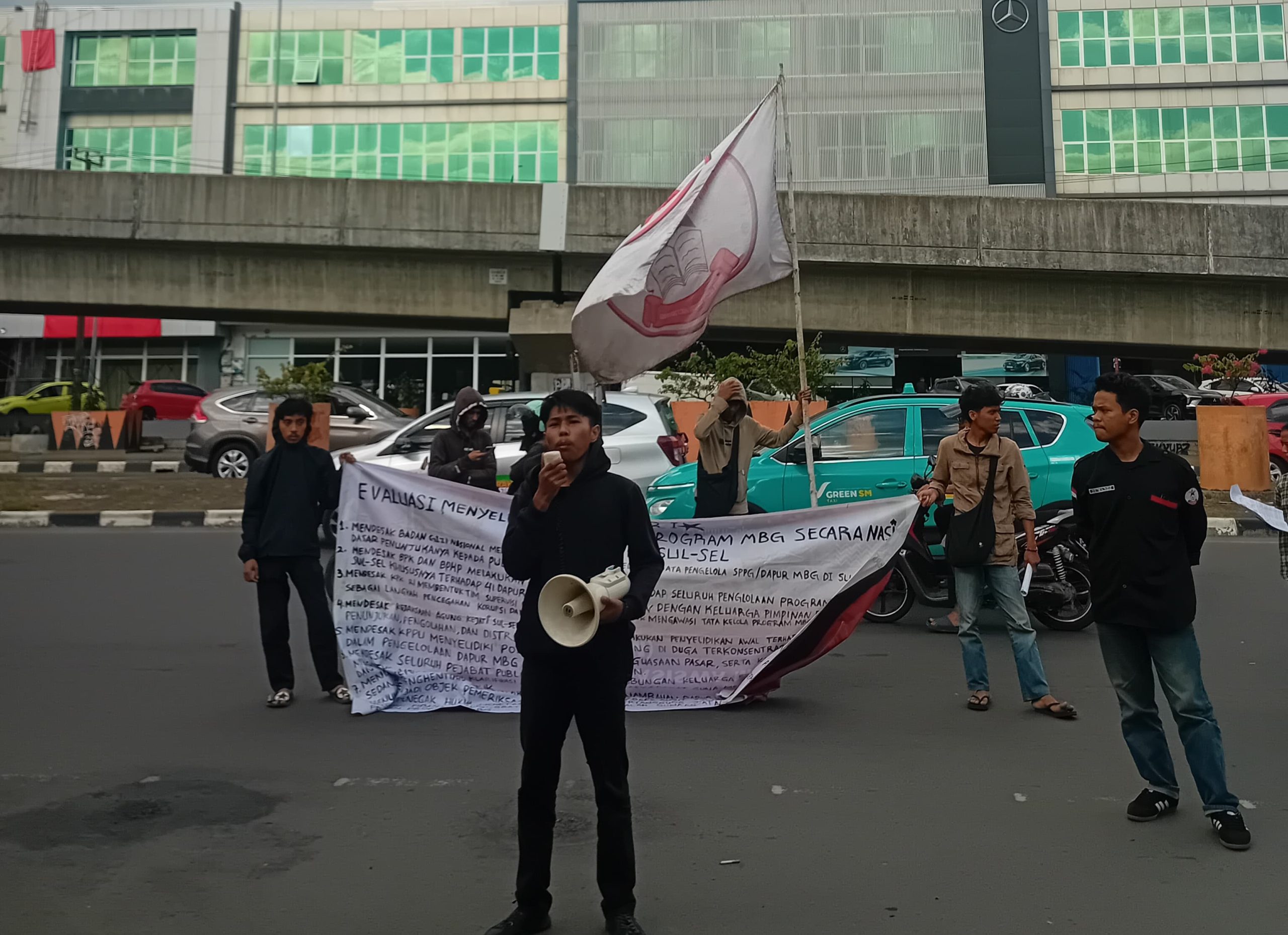 KAMRI Desak Audit Menyeluruh Dugaan Konsentrasi Pengelolaan Dapur MBG Di Sulsel, Aksi di Depan BGN Sulsel Sempat Memanas