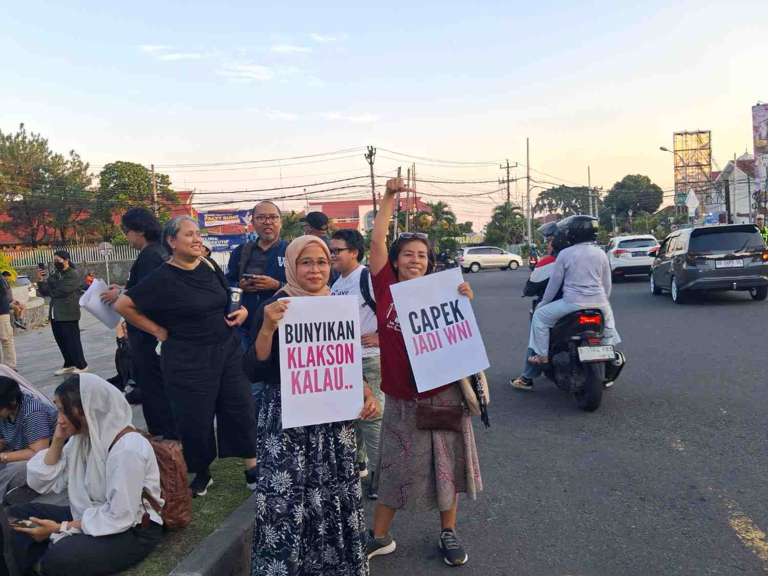 “Nyerah Jadi WNI Tapi Sayang Sama RI”, Warga Yogyakarta Tumpahkan Keresahan di Bundaran UGM