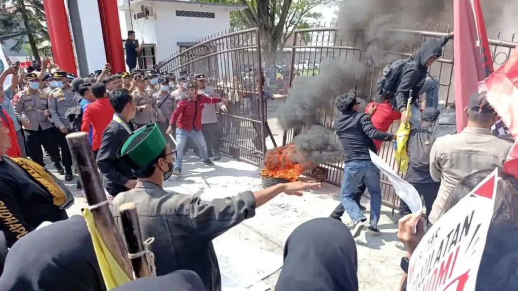 Mahasiswa membakar ban bekas di depan gedung DPRD Kabupaten Blitar Kamis (25/06)