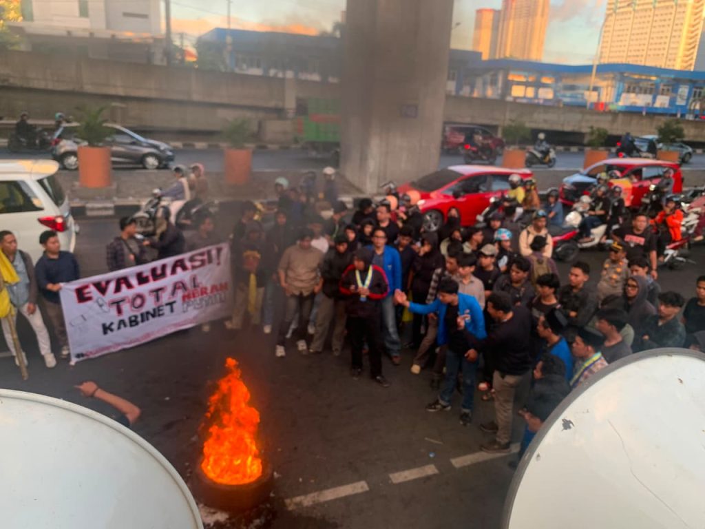 Aksi Penolakan MBG dan KDKMP di DPRD Sulsel