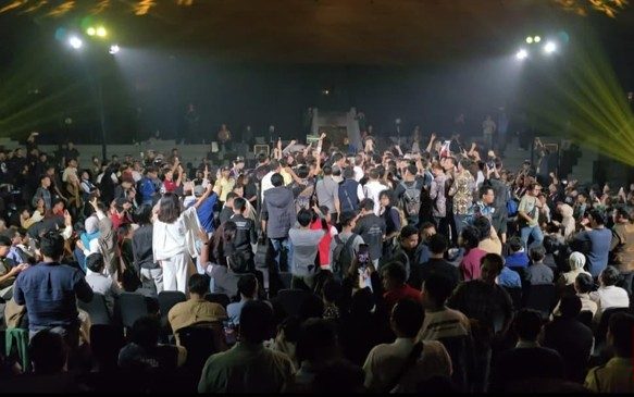 Ratusan Mahasiswa Geruduk Panggung Diskusi Nusron-Budiman di UGM