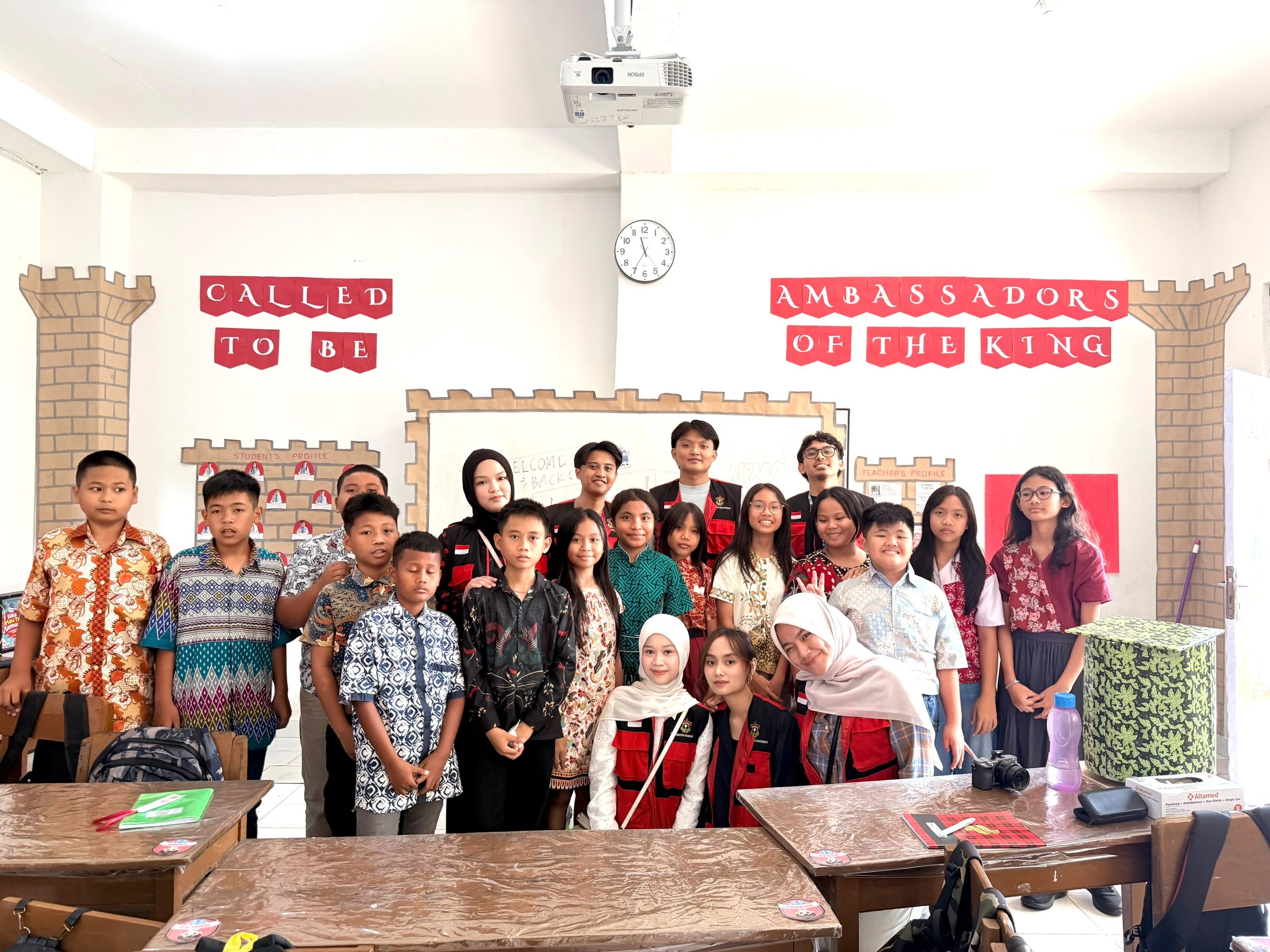 KKN 116 UNHAS Lakessi mengadakan edukasi sampah plastik menjadi ecobrick di Sekolah Lentera Harapan.