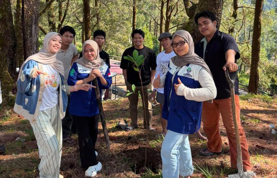 HMPS Ilmu Politik UIN Alauddin Makassar Laksanakan Pengabdian Masyarakat Melalui Penanaman dan Wakaf 50 Bibit Pohon di Desa Pattapang