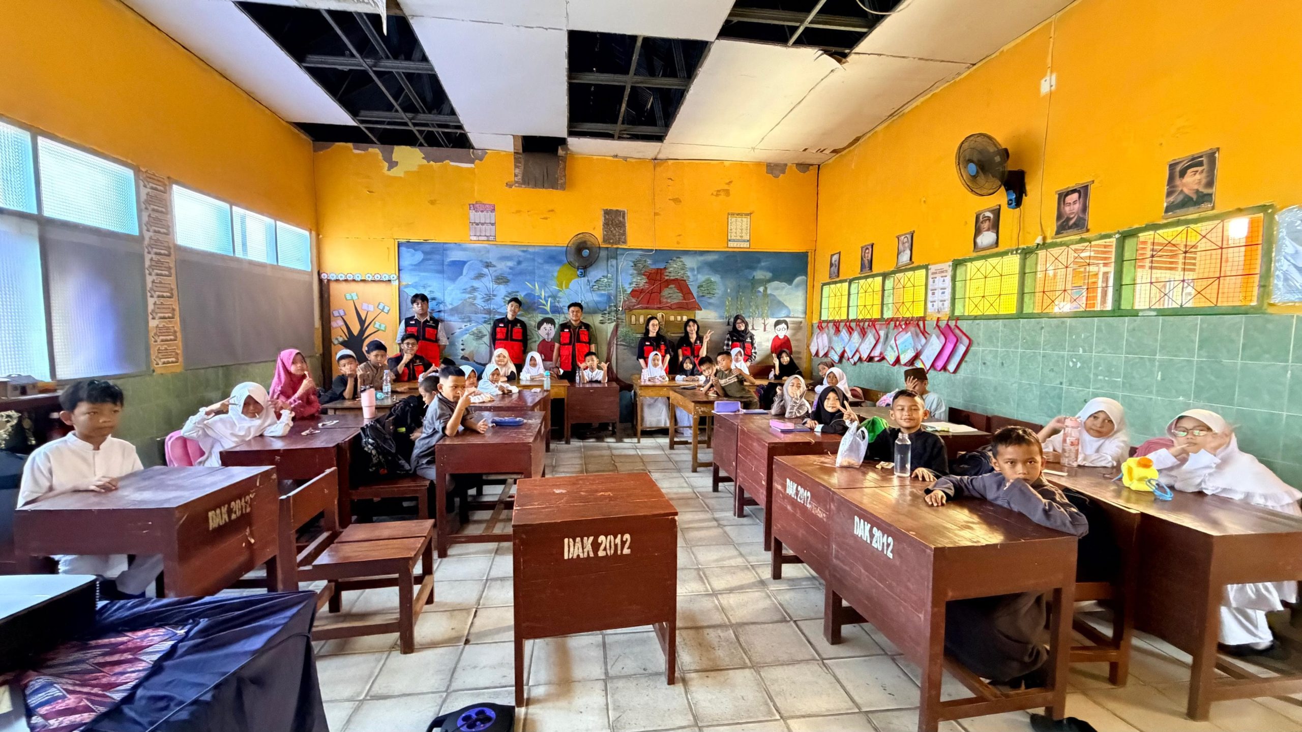 Ubah Sampah Jadi kreasi, Mahasiswa KKN 116 UNHAS Gelar “Eco Art Creation” di SDN 62 Parepare