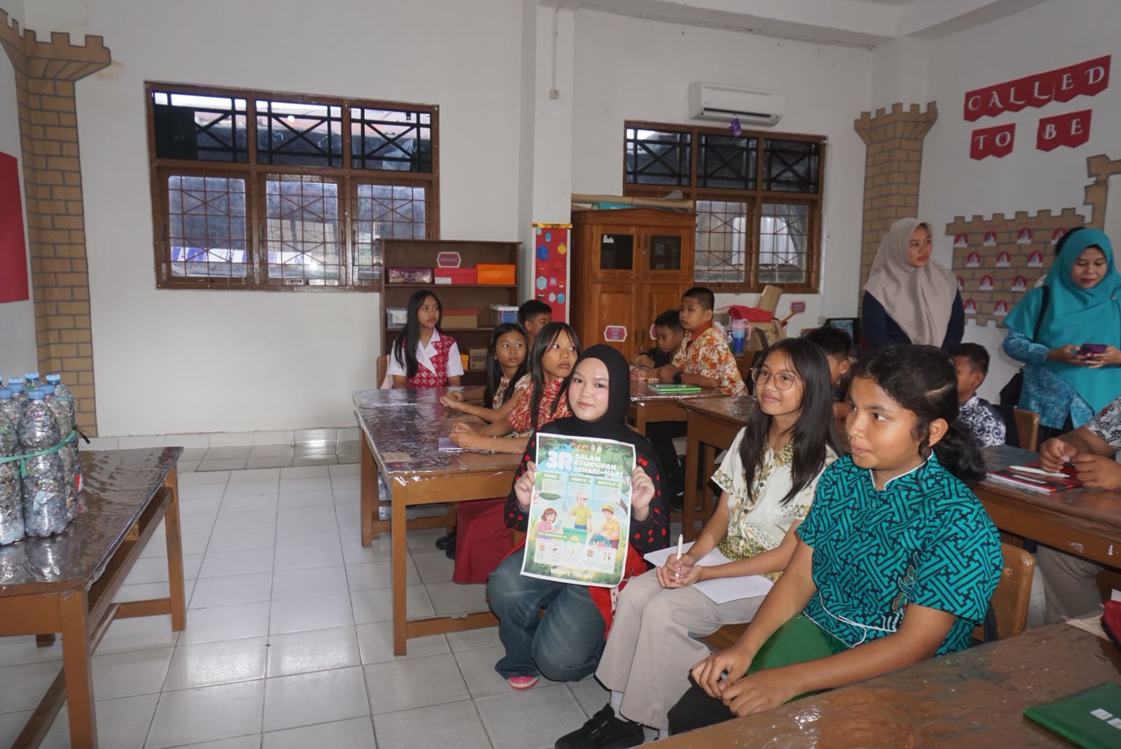 Ubah Sampah Jadi Berdaya Guna, Mahasiswa KKN UNHAS Gelar Pelatihan Ecobrick di Sekolah Lentera Harapan