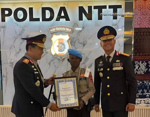 23 Tahun Mengabdi, Banpol Deny Lathy Terima Penghargaan Kapolda NTT pada Hari Bhayangkara ke-80