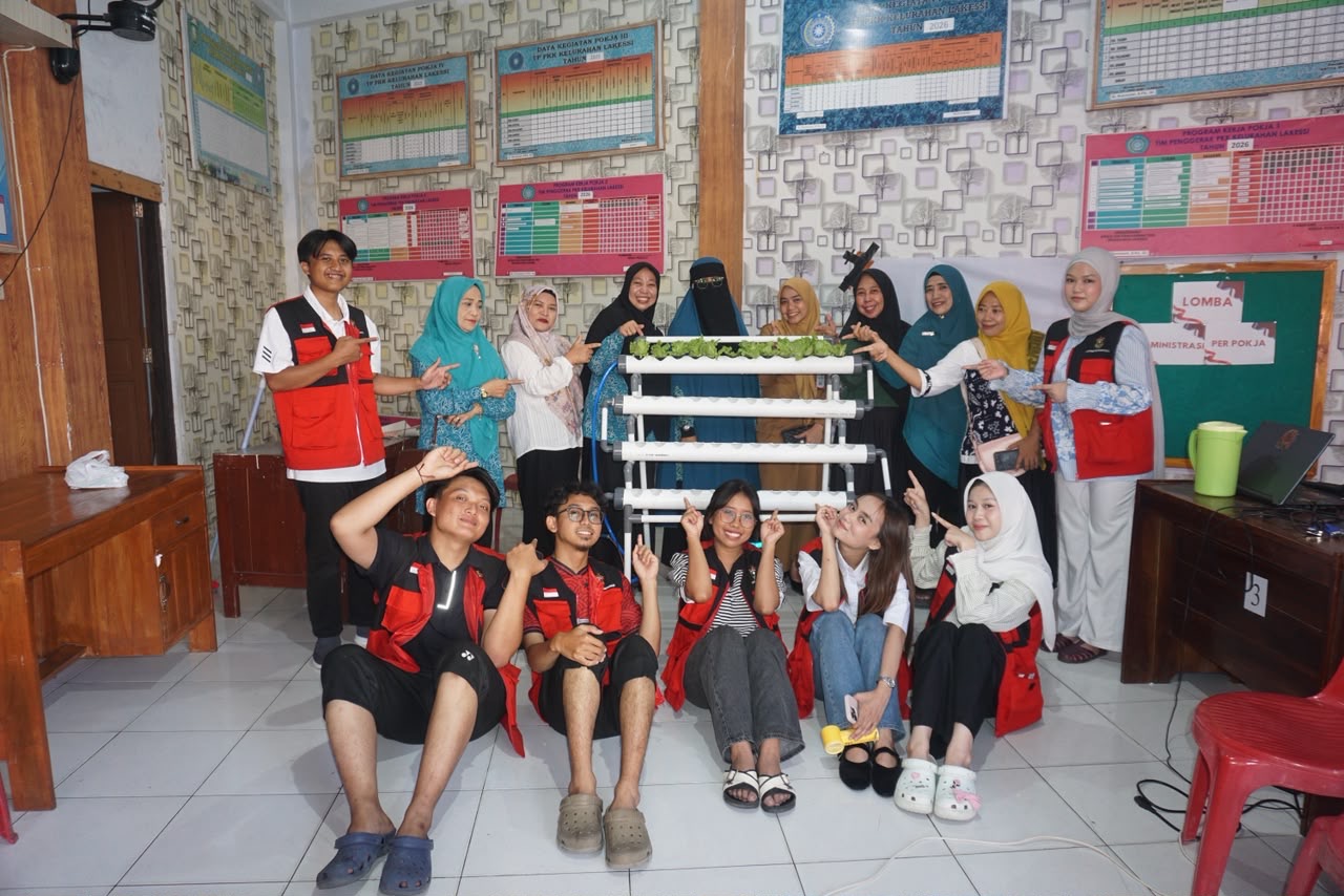 Mahasiswa KKN Unhas Hadirkan Program PELITA dan Serahkan Paket Hidroponik kepada Ibu PKK Kelurahan Lakessi