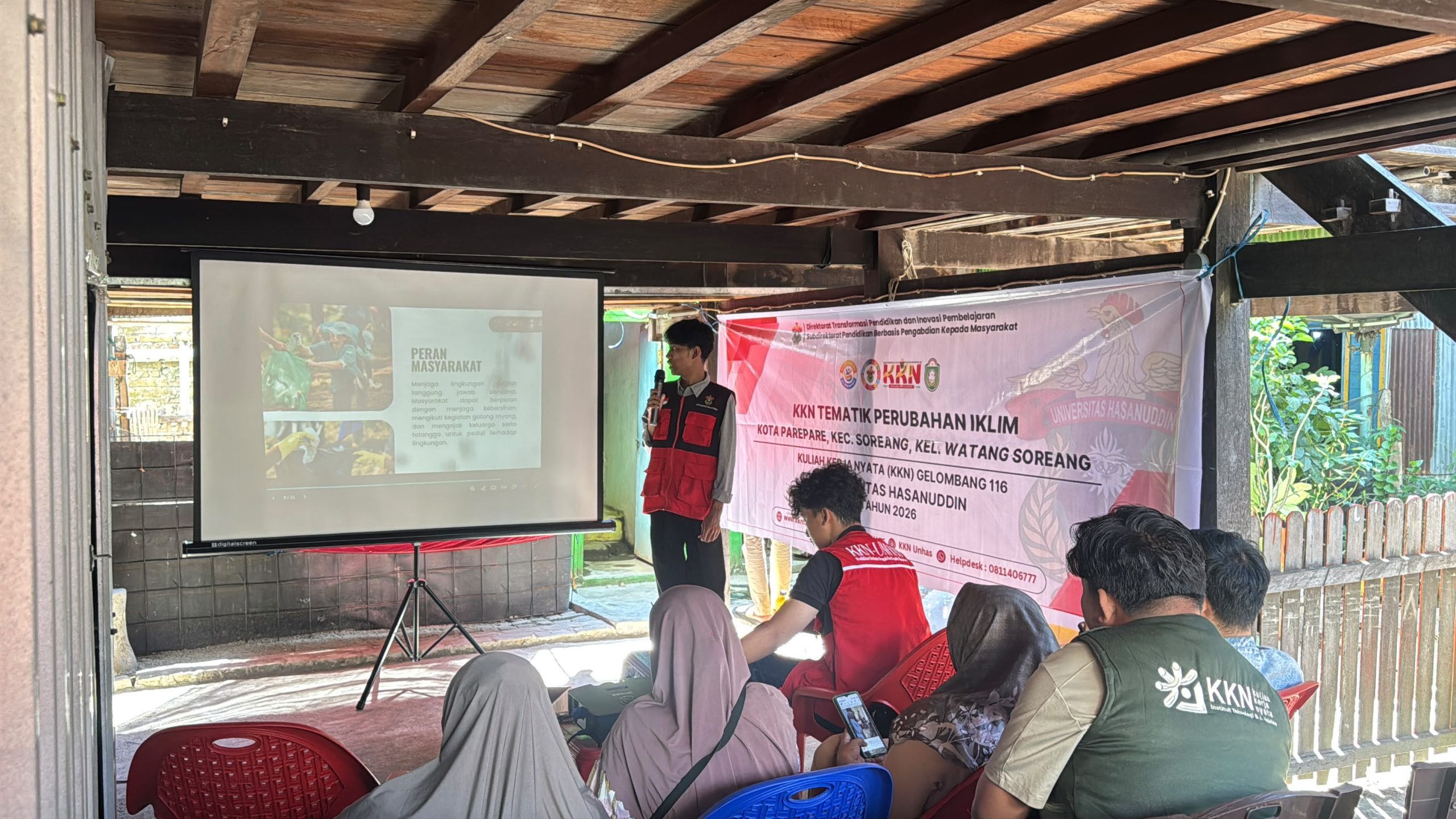 Kenali Perubahan Iklim, Mahasiswa KKN-T Unhas Edukasi Masyarakat melalui Sosialisasi SDGs 13 di Watang Soreang