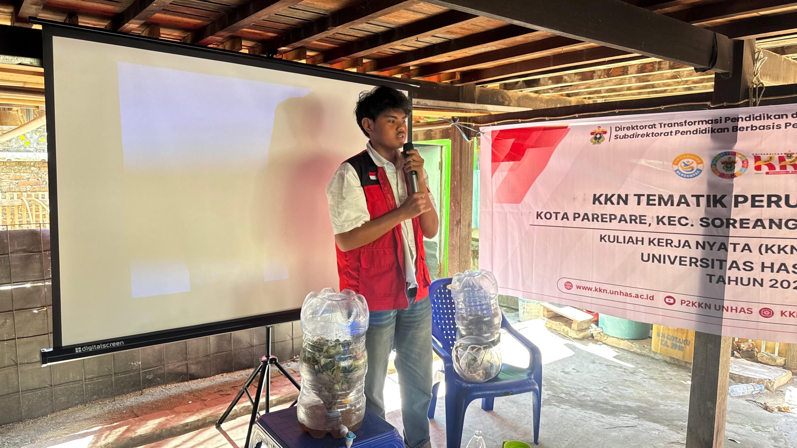 Sulap Limbah Dapur Jadi Pupuk Cair, Mahasiswa KKN Unhas Latih Warga Watang Soreang Olah Sampah Rumah Tangga