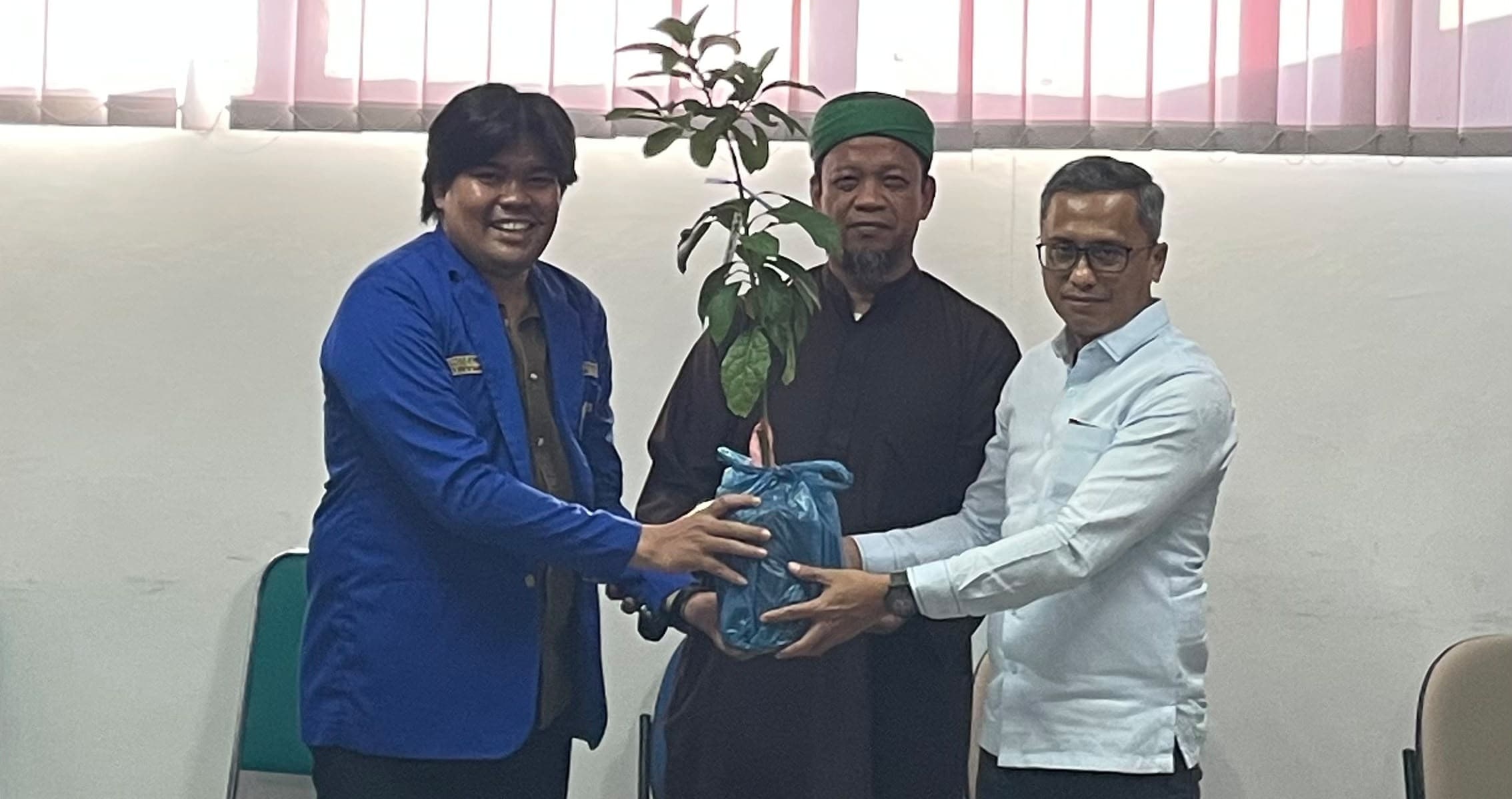 PMII Membumi Diluncurkan, Ketua Fraksi PKB DPRD Sulsel dan Dinas LHK Serahkan Bantuan Bibit