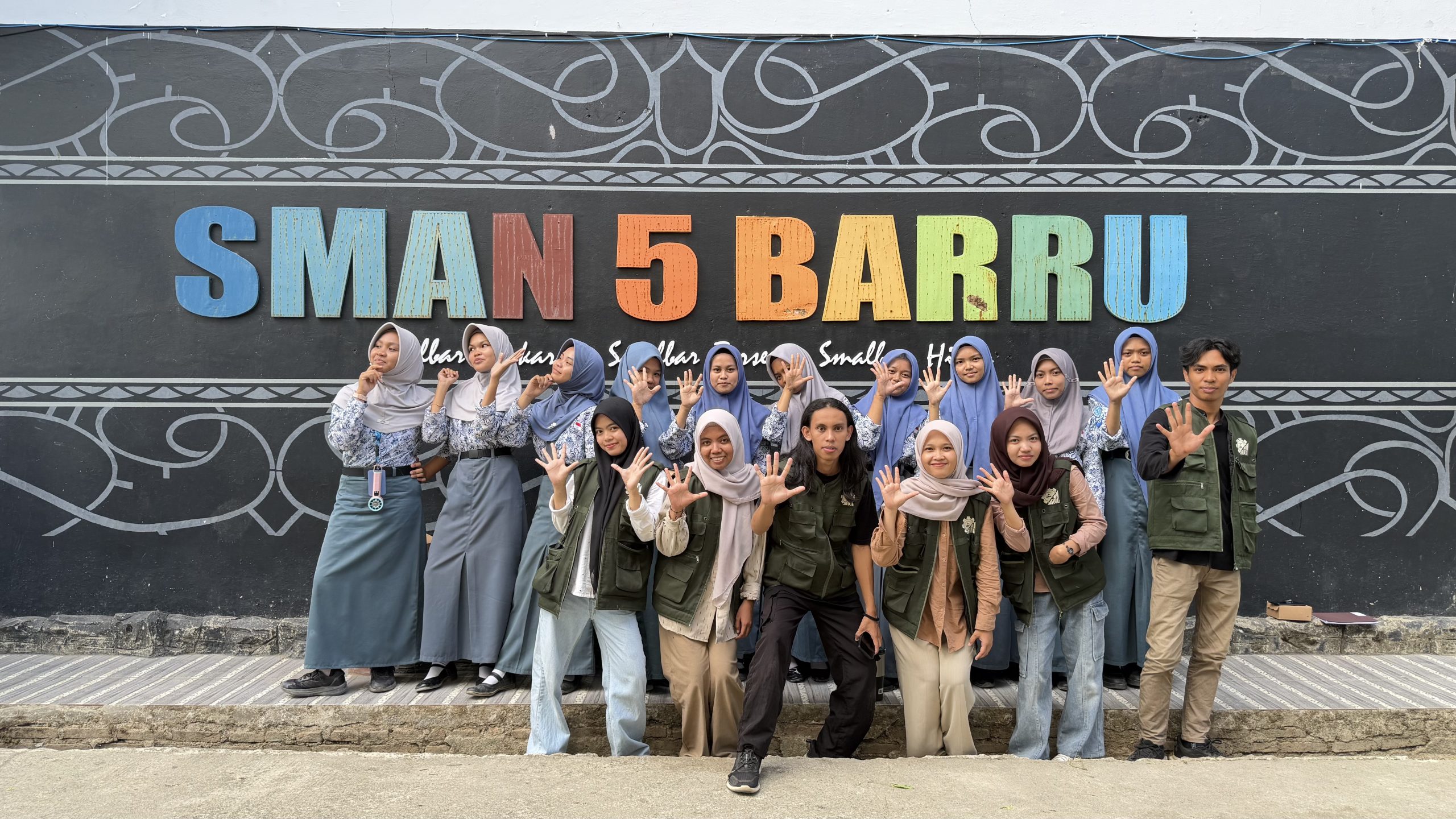 Dobrak Keterbatasan Perangkat, KKN ITH III Sulap Smartphone Siswa SMAN 5 Barru Jadi Mesin Pencetak Website