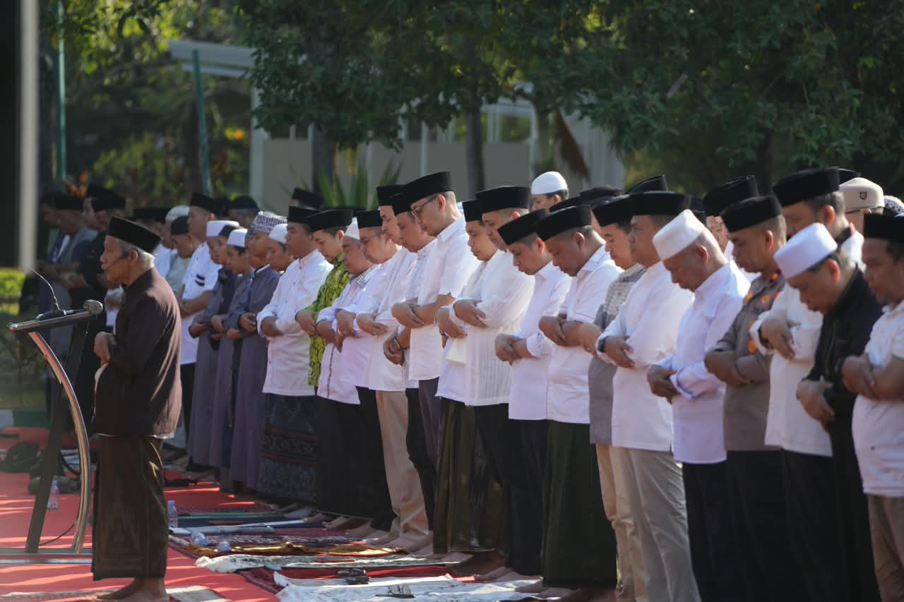Kemarau Panjang, Wali Kota Makassar Bersama Warga Salat Istisqa di Al-Markaz