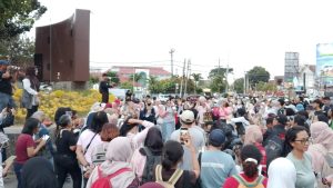 Suara Ibu Indonesia Gelar Aksi “Jalan Sore Pukul Panci”, Soroti Keracunan MBG dan Penanganan Bencana