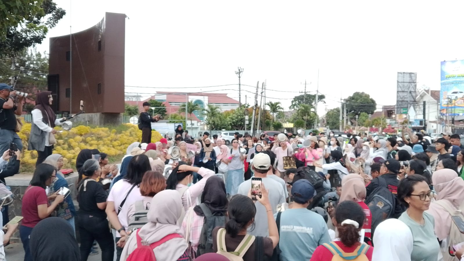 Suara Ibu Indonesia Gelar Aksi “Jalan Sore Pukul Panci”, Soroti Keracunan MBG dan Penanganan Bencana