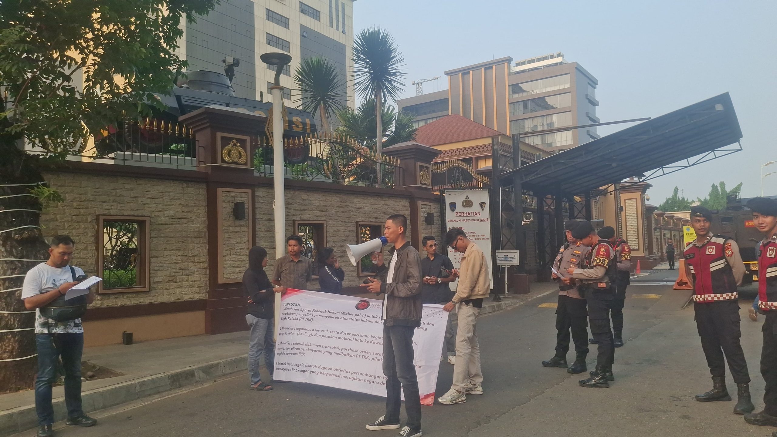 PMPH Geruduk Mabes Polri, Desak Bareskrim Usut Persoalan PT TRK dan Material Batu ke Kawasan IPIP