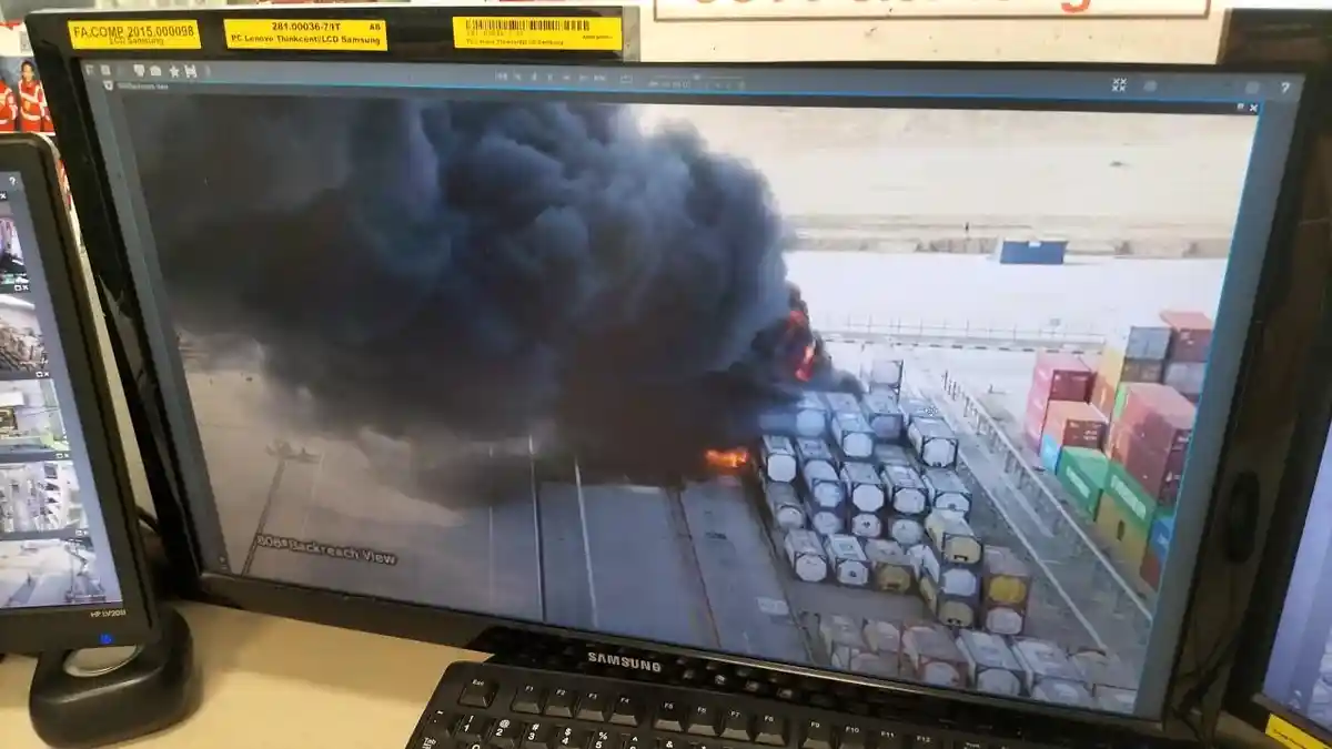 Kebakaran terjadi di kawasan pelabuhan, tepatnya di terminal petikemas New Priok Container Terminal One (NPCT1), Senin (21/9/2026). (Dok. Istimewa). 
