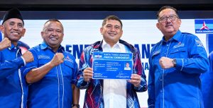 Munafri Arifuddin Resmi Jadi Kader Demokrat, Terima KTA dan Jaket Partai