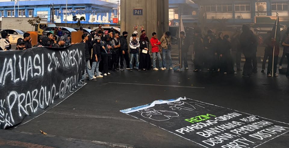 Dua Tahun Pemerintahan Prabowo–Gibran, DEMA FUF UINAM Gelar Aksi di DPRD Sulsel, Massa Blokade Jalan
