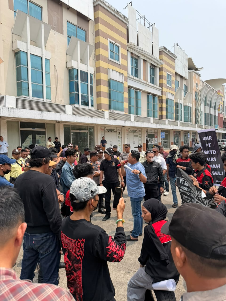 GAM Gelar Aksi di Kantor PT GMTD dan DPRD Sulsel: Usir PT GMTD dari Tanah Sulawesi Selatan!