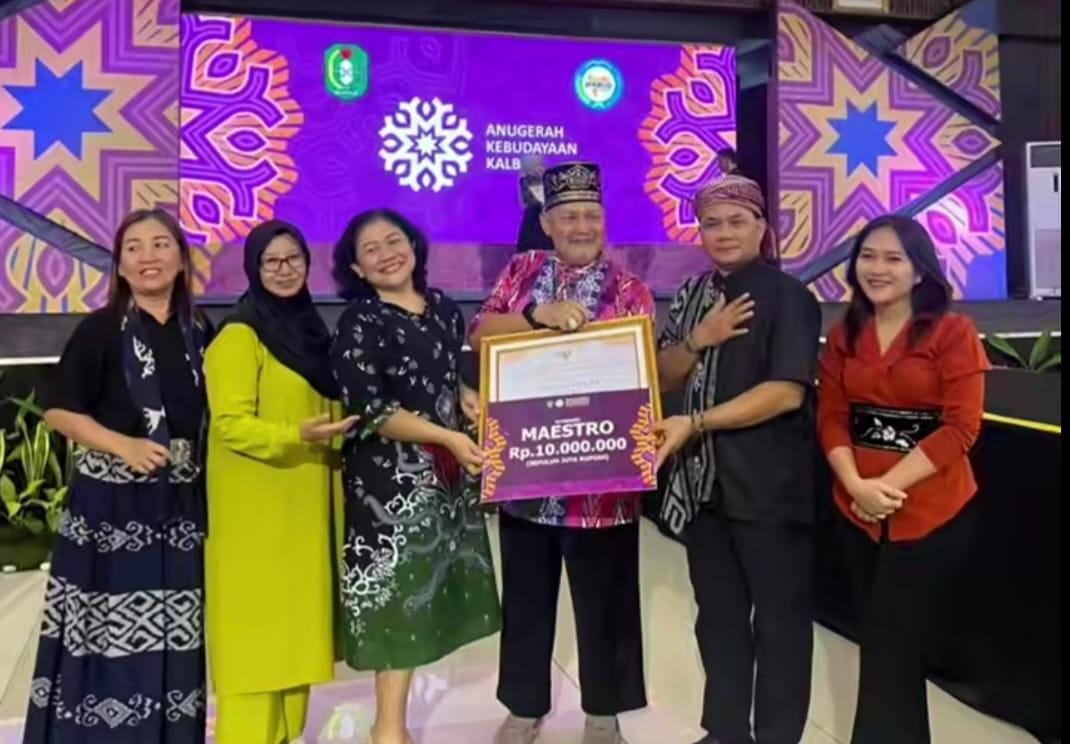 Sultan Pakunegara Apresiasi Gusti Mustaan atas Penghargaan Maestro Sulam Kalengkang Sanggau