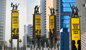 Dua Tahun Prabowo-Gibran, Greenpeace Bentangkan Spanduk Kritik Krisis Iklim dan Biaya Hidup di Bundaran HI