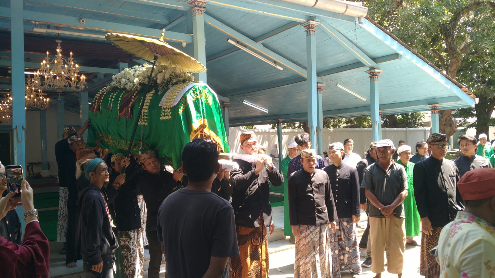 Ratu Raja Ilmiah Rosetina Wafat, Adik Sultan Kanoman XII Dimakamkan dengan Prosesi Adat Cirebon